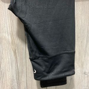 Zyia Black Paisley light n Tight Capri (8-10)